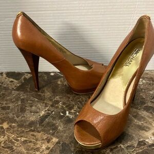 MICHAEL KORS HEELS SZ 9 leather upper